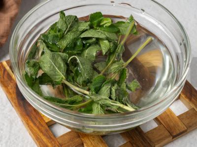 Šokoladiniai ledai su šokolado drožlėmis Žingsnis 1