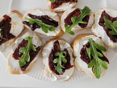 Brusketa su džiovintais pomidorais ir rukola pagrindine nuotrauka