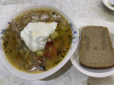 Daržovių sriuba su baklažanais ir vištiena pagrindine nuotrauka