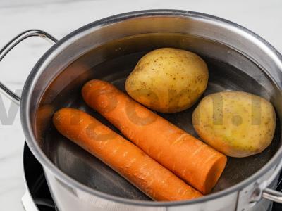 Salotas „Kalėdų Senelio kepurė“ su dešra Žingsnis 1