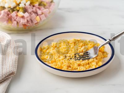 Salotas „Kalėdų Senelio kepurė“ su dešra Žingsnis 6