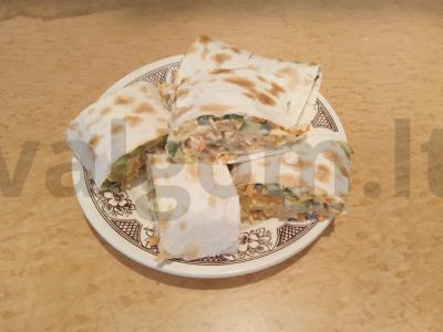 Lavašas su sūriu ir korėjietiška morkų salotomis pagrindine nuotrauka