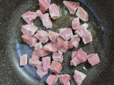 Auksinė kepta bulvė su kiauliena keptuvėje Žingsnis 1