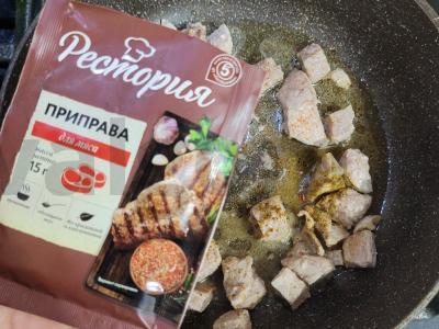 Auksinė kepta bulvė su kiauliena keptuvėje Žingsnis 2