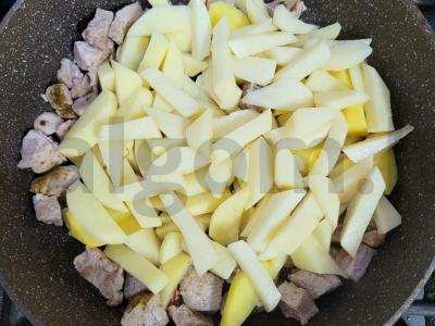 Auksinė kepta bulvė su kiauliena keptuvėje Žingsnis 3