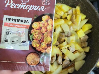 Auksinė kepta bulvė su kiauliena keptuvėje Žingsnis 4