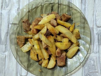 Auksinė kepta bulvė su kiauliena keptuvėje pagrindine nuotrauka