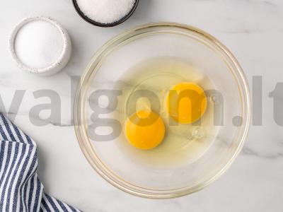 Ažūriniai blynai su skylutėmis ant kefyro Žingsnis 1