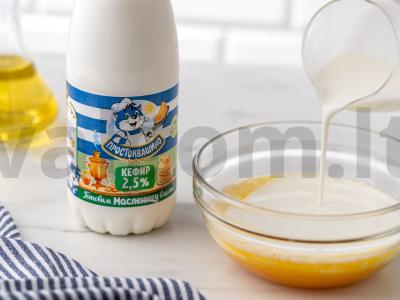 Ažūriniai blynai su skylutėmis ant kefyro Žingsnis 2