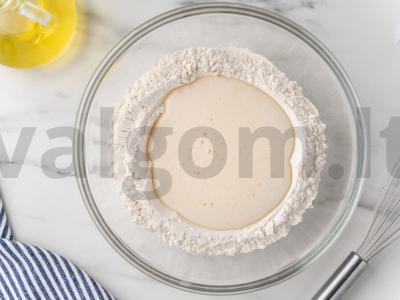 Ažūriniai blynai su skylutėmis ant kefyro Žingsnis 6