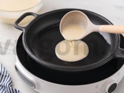 Ažūriniai blynai su skylutėmis ant kefyro Žingsnis 7