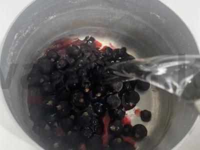 Šiltas gėrimas iš mėlynių, juodųjų serbentų ir citrinos Žingsnis 2