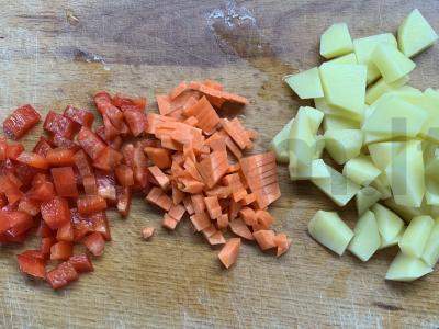 Laghman su meatballs pietums Žingsnis 1