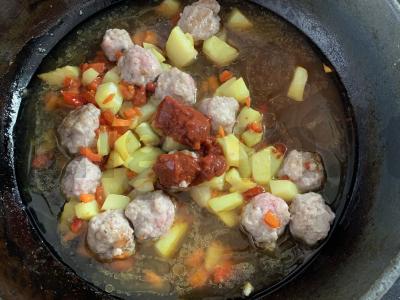 Laghman su meatballs pietums Žingsnis 7