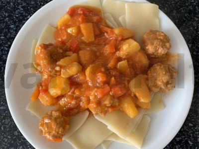 Laghman su meatballs pietums pagrindine nuotrauka