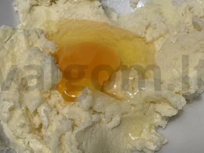 Raisinų ir apelsinų žievelių keksiukai Žingsnis 1