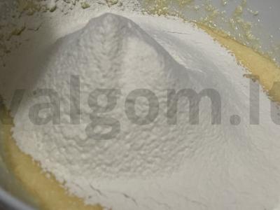 Raisinų ir apelsinų žievelių keksiukai Žingsnis 2