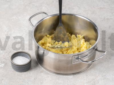 Traškūs bulvių pagaliukai su sūriu ir pomidorų padažu Žingsnis 1