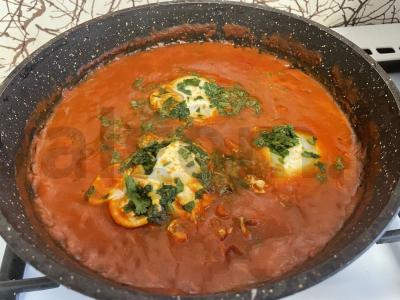 Trombuoti pomidorai su kiaušiniais ir žolelėmis pagrindine nuotrauka