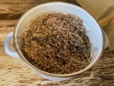 Grikių košė su kriauše, sezamo sėklomis ir medumi Žingsnis 1