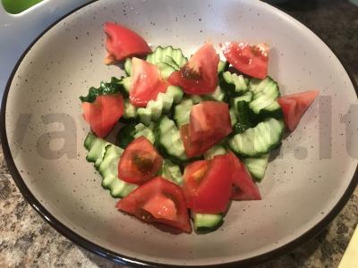 Graikiškas salotas su šviežiais daržovėmis, alyvuogėmis ir fetos sūriu Žingsnis 1