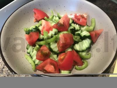 Graikiškas salotas su šviežiais daržovėmis, alyvuogėmis ir fetos sūriu Žingsnis 2