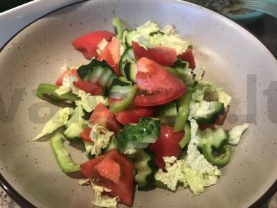 Graikiškas salotas su šviežiais daržovėmis, alyvuogėmis ir fetos sūriu Žingsnis 3