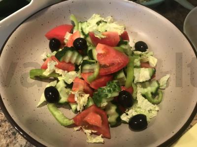 Graikiškas salotas su šviežiais daržovėmis, alyvuogėmis ir fetos sūriu Žingsnis 4