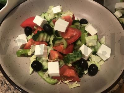 Graikiškas salotas su šviežiais daržovėmis, alyvuogėmis ir fetos sūriu Žingsnis 5