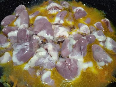 Vištienos širdelės, troškintos grietinėje su kuskusu Žingsnis 4