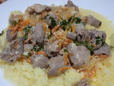 Vištienos širdelės, troškintos grietinėje su kuskusu pagrindine nuotrauka