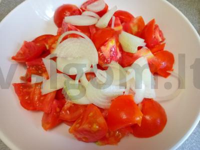 Pomidorų salotos su baziliku ir citrinos-medaus padažu Žingsnis 2
