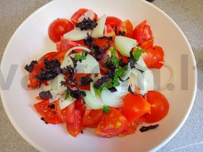 Pomidorų salotos su baziliku ir citrinos-medaus padažu Žingsnis 3