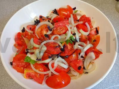 Pomidorų salotos su baziliku ir citrinos-medaus padažu Žingsnis 6
