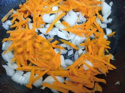 Grikių košė su kiaulienos troškiniu ir daržovėmis Žingsnis 1