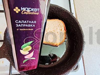 Šiltas sumuštinis su kumpiu ir česnaku pagardinta salotų padažu Žingsnis 1