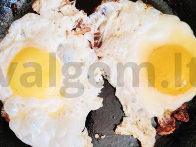 Šiltas sumuštinis su kumpiu ir česnaku pagardinta salotų padažu Žingsnis 3