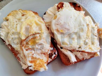 Šiltas sumuštinis su kumpiu ir česnaku pagardinta salotų padažu Žingsnis 4