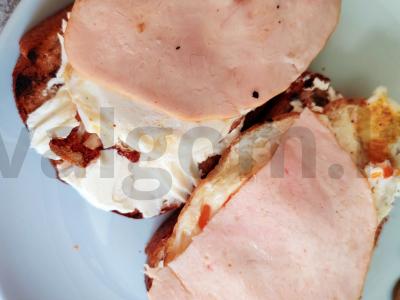 Šiltas sumuštinis su kumpiu ir česnaku pagardinta salotų padažu Žingsnis 5