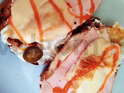 Šiltas sumuštinis su kumpiu ir česnaku pagardinta salotų padažu Žingsnis 7