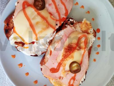 Šiltas sumuštinis su kumpiu ir česnaku pagardinta salotų padažu pagrindine nuotrauka