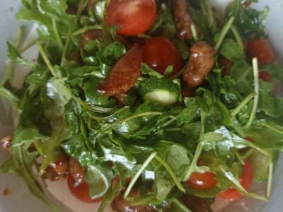 Salotas su kepta kiauliena ir rukola pagrindine nuotrauka