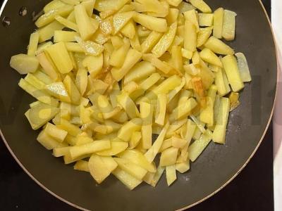 Keptas bulves su kumpiu ir šviežiais žalumynais per 10 minučių ghee aliejuje Žingsnis 1