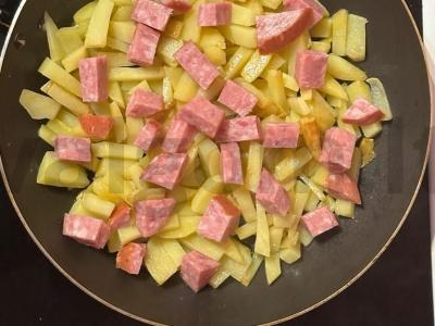 Keptas bulves su kumpiu ir šviežiais žalumynais per 10 minučių ghee aliejuje Žingsnis 3