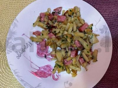 Keptas bulves su kumpiu ir šviežiais žalumynais per 10 minučių ghee aliejuje pagrindine nuotrauka