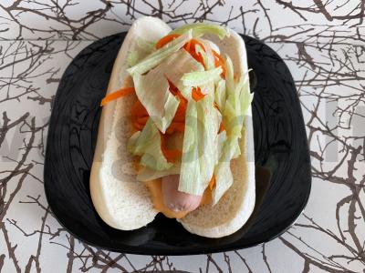 Atviras dešrainis su sūriu ir lediniu salotu pagrindine nuotrauka