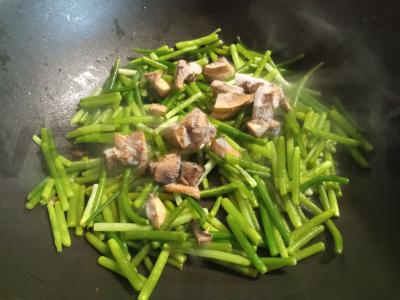 Česnakiniai stiebai su grybais Žingsnis 2