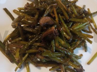 Česnakiniai stiebai su grybais Žingsnis 3