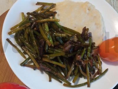 Česnakiniai stiebai su grybais pagrindine nuotrauka