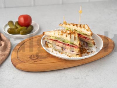 Vištienos ir sūrio sumuštinis pagrindine nuotrauka